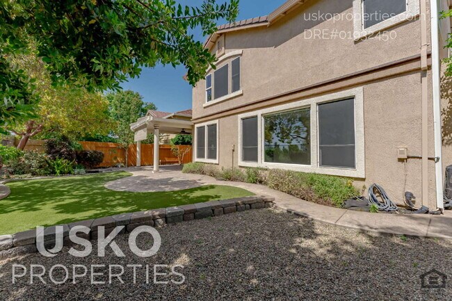 Building Photo - "Spacious 4-Bedroom Retreat with 2.5 Baths...