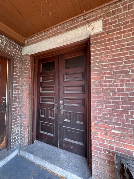 Building Photo - 917 Lake St