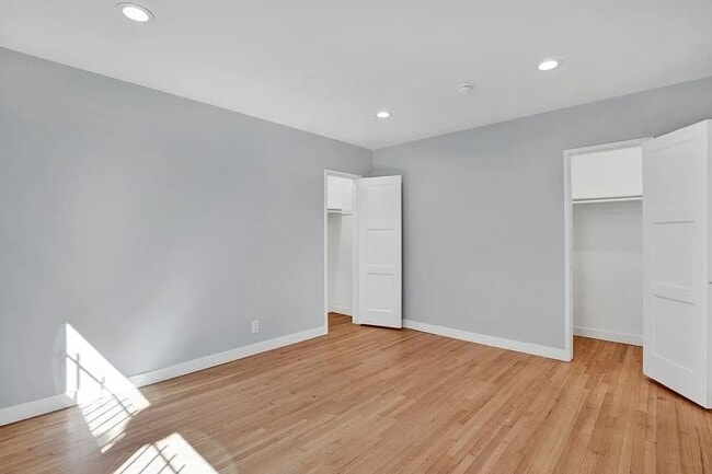 Building Photo - 300 S Doheny Dr