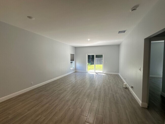 Building Photo - 3 Bedroom 2 Bath 1 Car Garage
