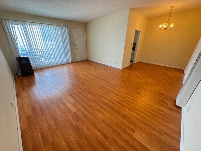 Building Photo - 521 S Manhattan Pl