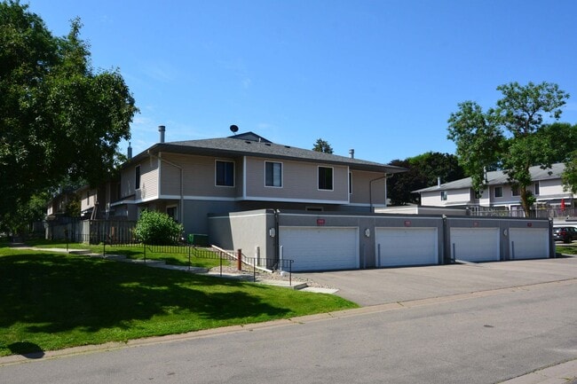Building Photo - Spacious 2-Bedroom 3-Bathroom Townhome in ...