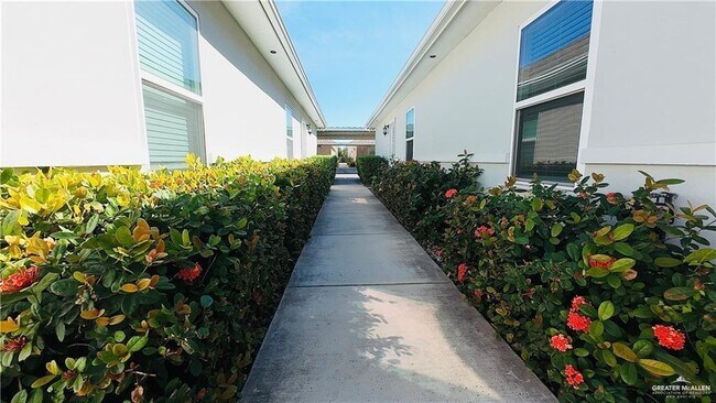 Building Photo - 16 Carlisle Ave