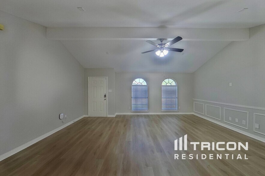 Building Photo - 403 Hollyberry Dr