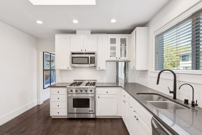 Building Photo - THREE BEDROOM / TWO BATH HOME IN NICE NEIG...