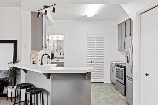 Building Photo - Great 2 bedroom, 1.5 bathroom Townhome in ...