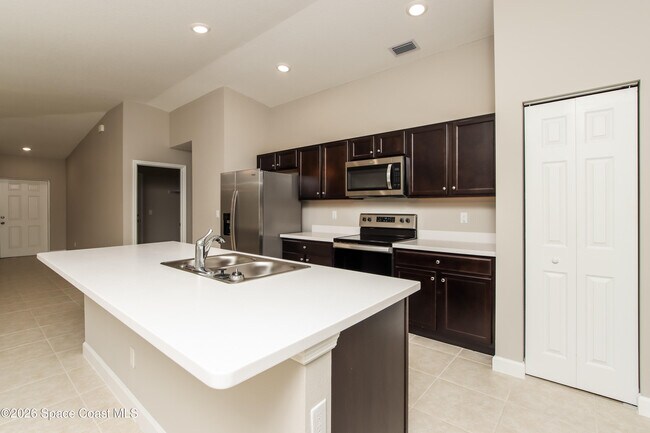 Building Photo - 543 Reading St SE