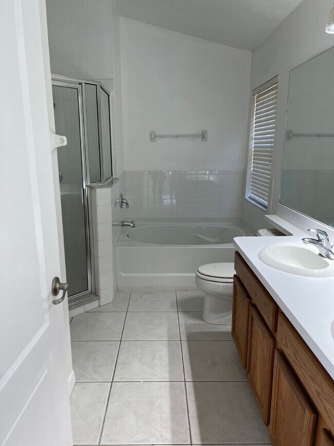 Building Photo - 4 Bedroom 3 Bath Single Family Home