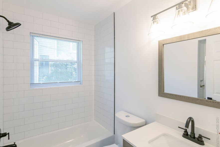 Building Photo - 545 Oakview Rd