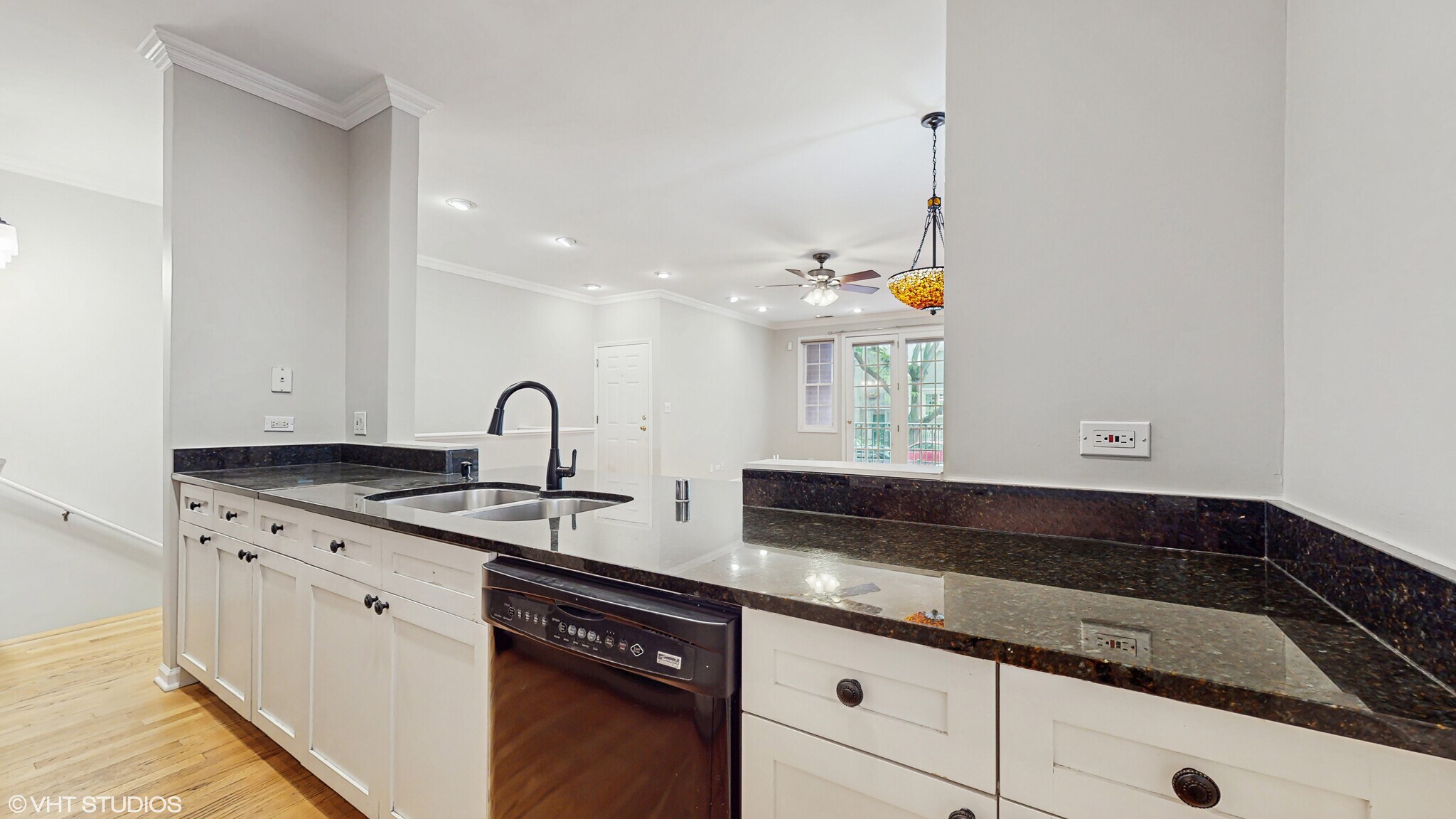 Kitchen - 710 W Aldine Ave
