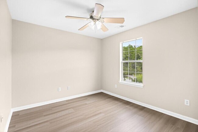 Building Photo - 454 Dandelion Ln