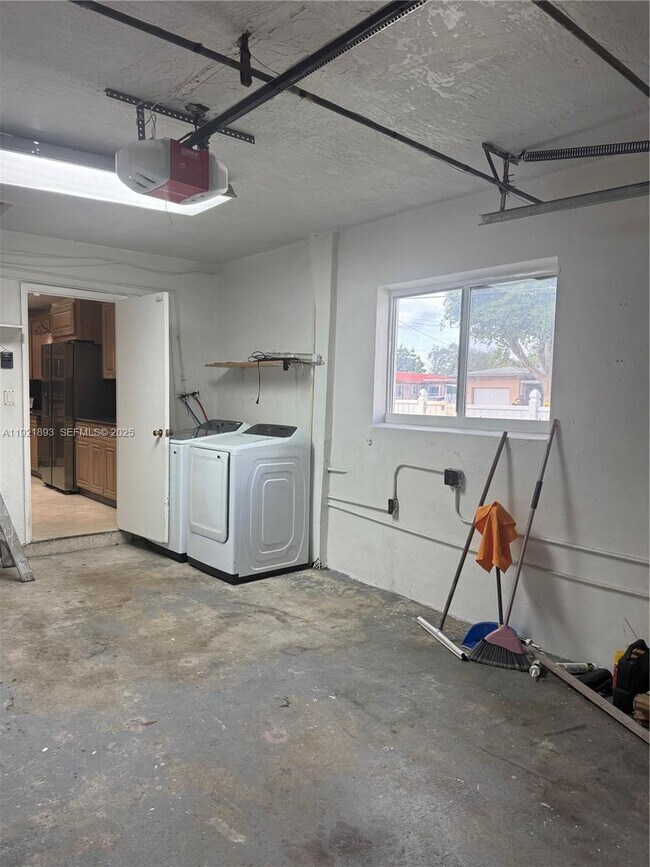 Building Photo - 640 N 71st Terrace