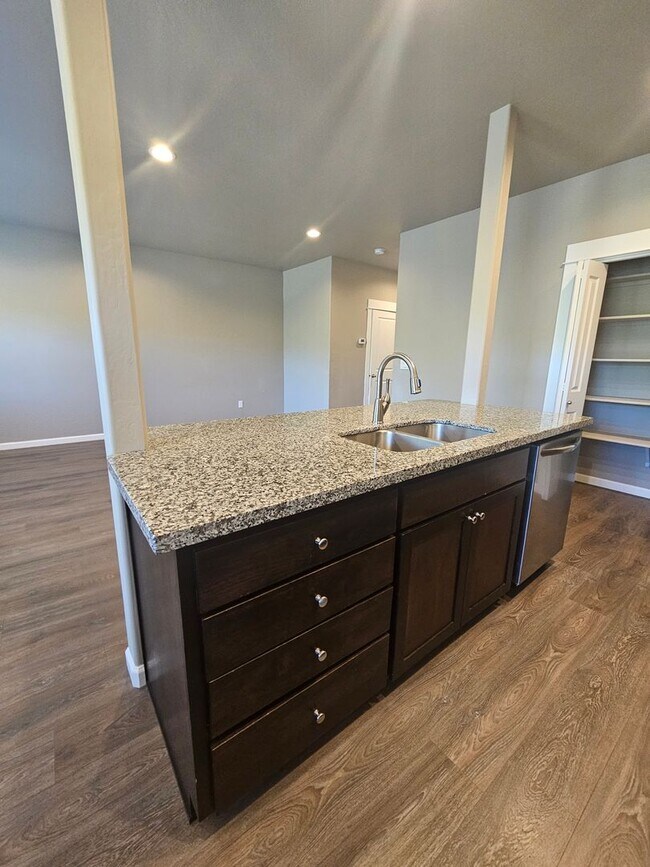 Building Photo - Beautiful Townhomes in East Medford