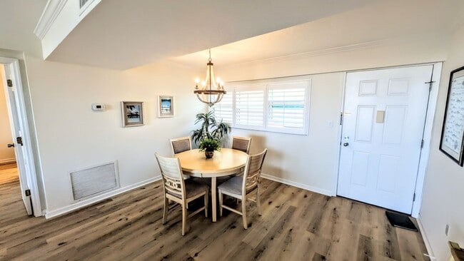 Building Photo - Seasonal/short term 2/2 condo rental with full water view on Longboat Key.