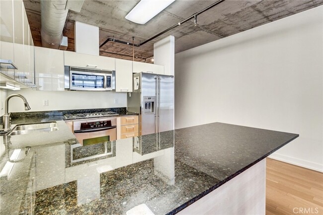 Building Photo - 645 W 9th St