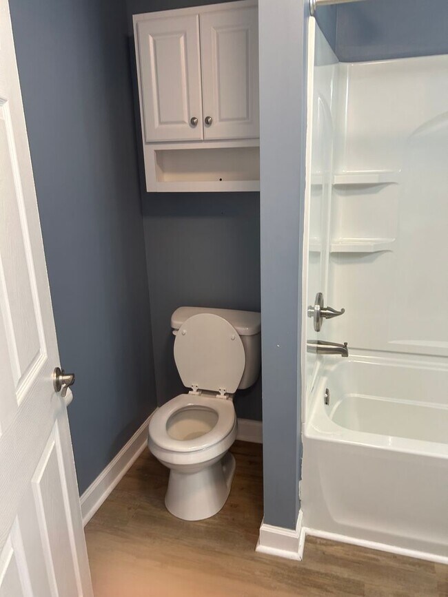 Building Photo - MOVE IN NOW OCTOBER RENT FREE - Cute One B...