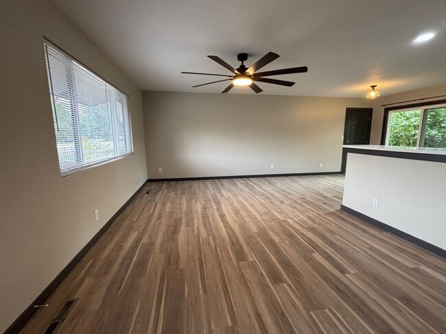 Building Photo - 4 Bed, 3 Bath Home Available Now!  MileSto...