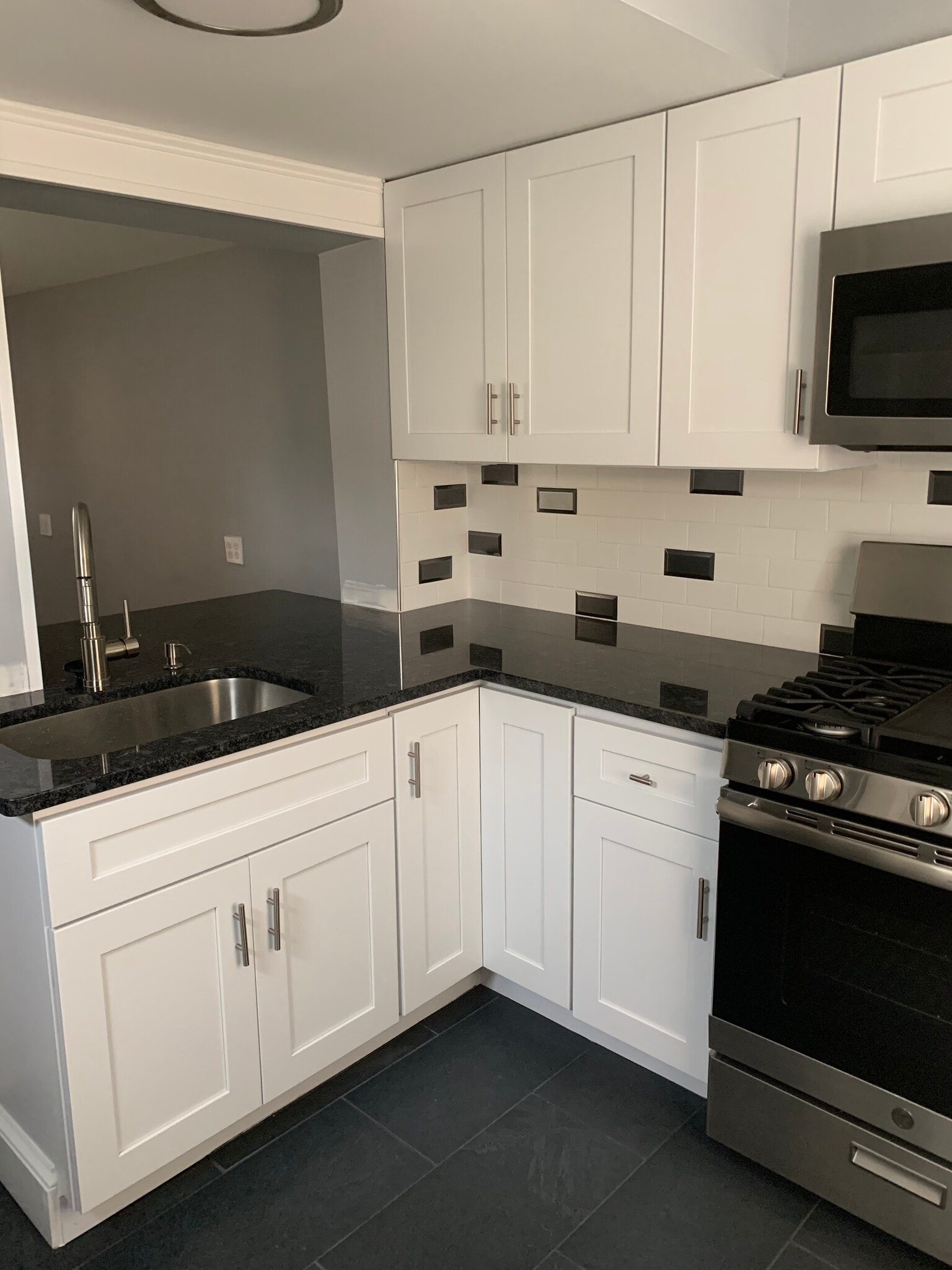 Quartz countertop - 1828 E Hazzard St