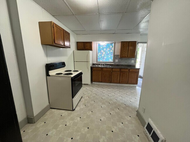 Building Photo - 246 E Dewald St