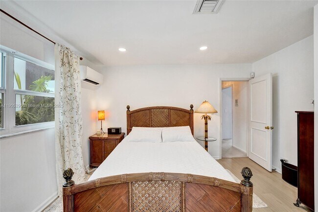 Building Photo - 2889 NE 35th St