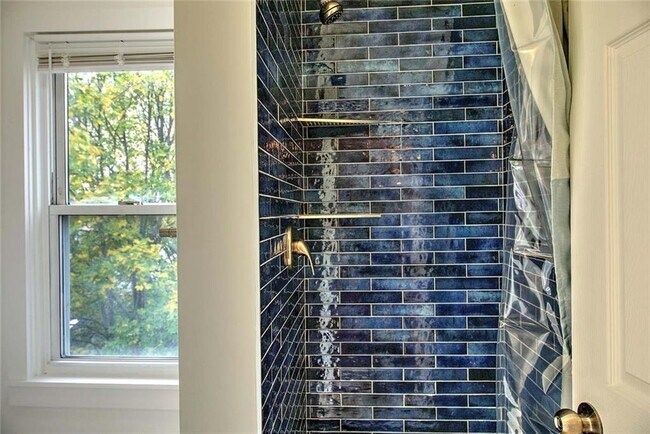 Building Photo - 21 Brewster St