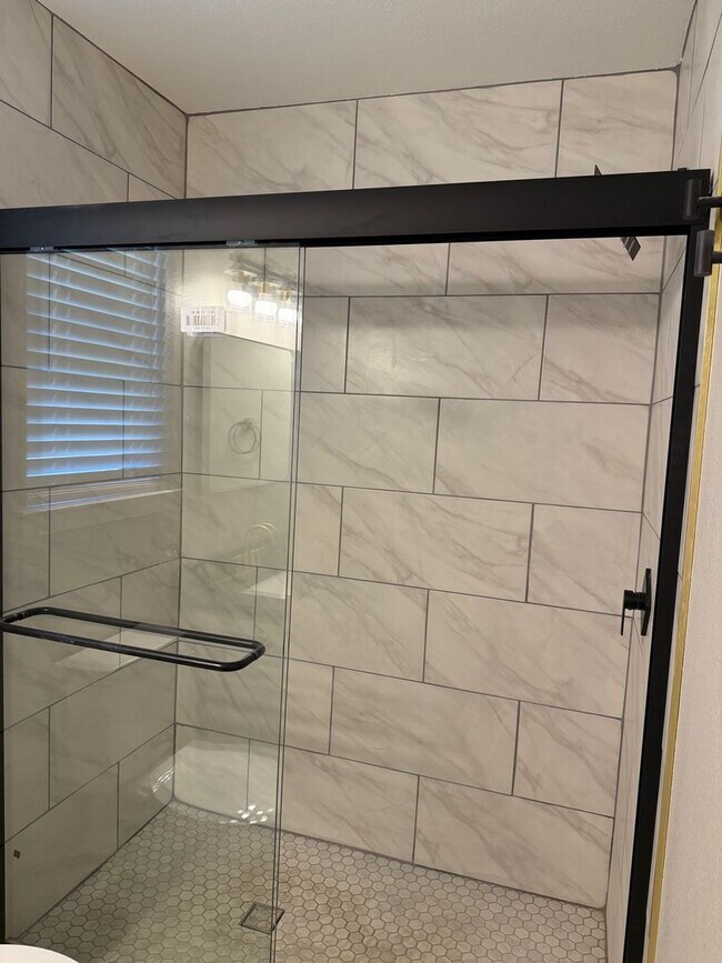 Building Photo - Modern Charm – 3 Beds, 2 Baths & More!
