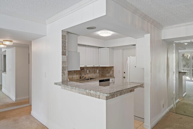 Building Photo - 630 Ocean Dr