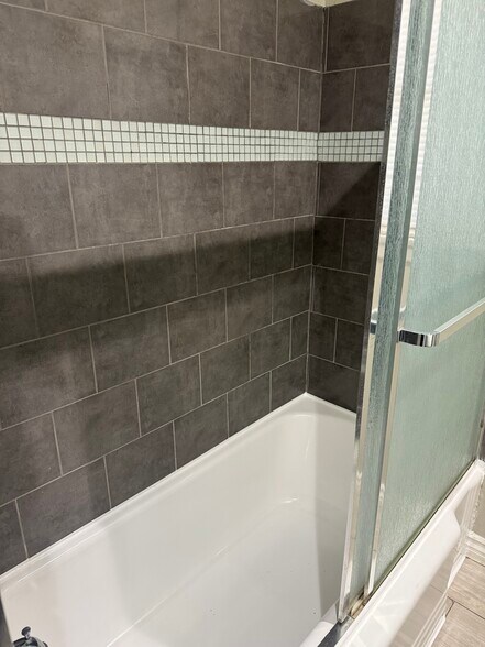 Bath & Shower - 10901 Huston St
