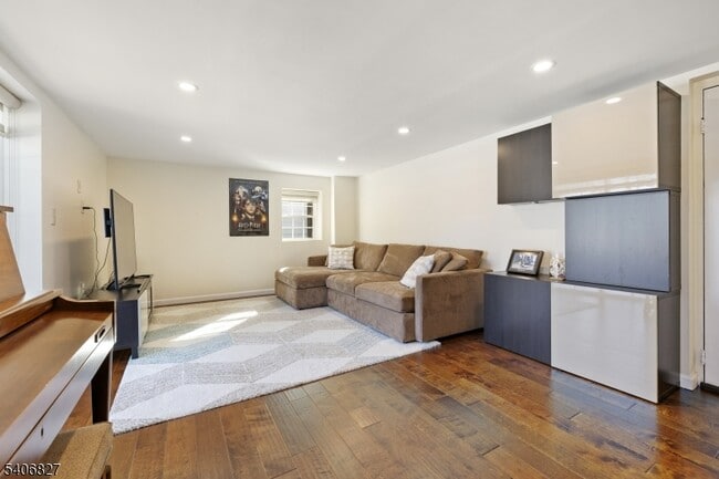 Building Photo - 23 Victor Ave