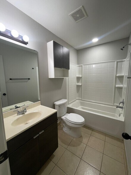 Building Photo - 406 E 3rd St