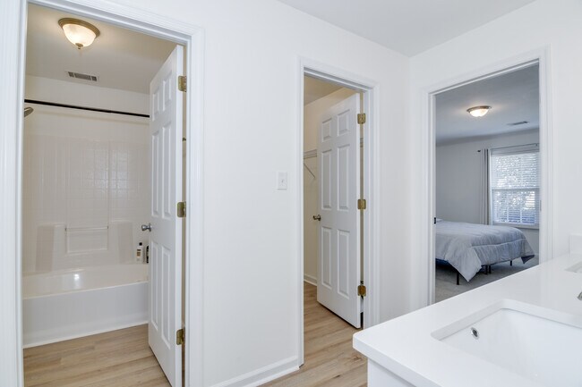 Building Photo - 2044 Lillian Dr