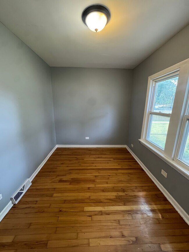 Building Photo - 2 Bedroom 1 Bathroom house in Calumet Park...