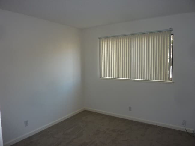 Building Photo - 2 Bedroom Duplex for Rent with Garage