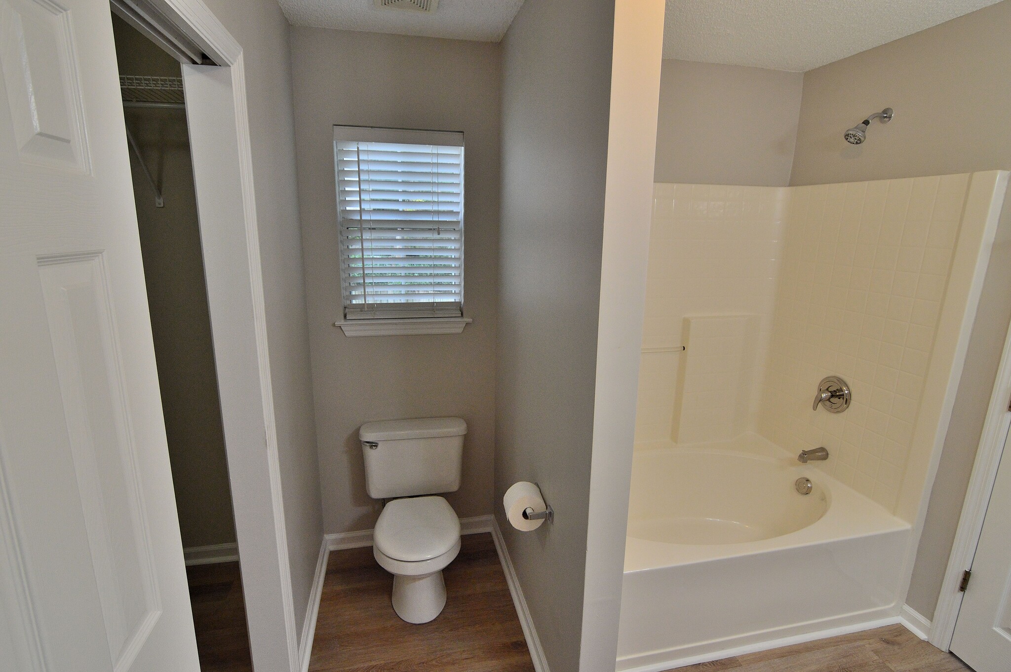 Building Photo - 203 Hawkridge Pl