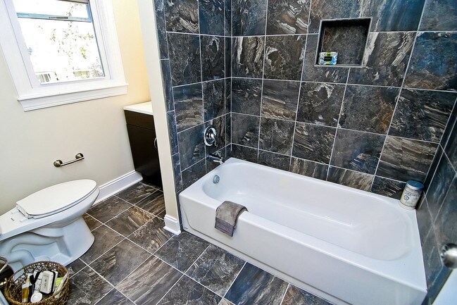 Building Photo - 1319 Corbin Pl NE