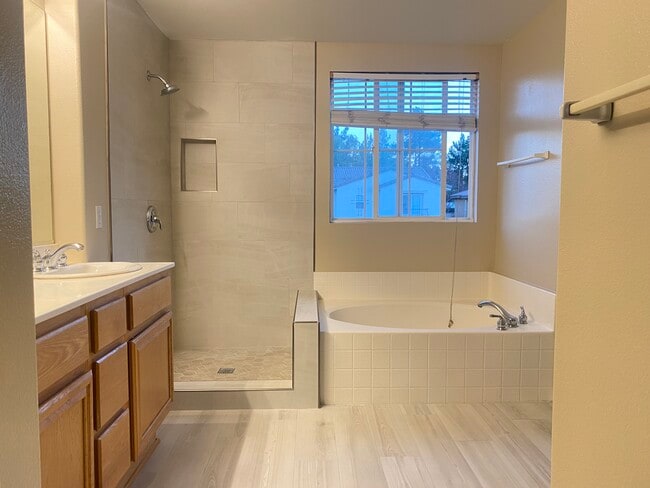 Building Photo - 32552 Sunnyvail Cir