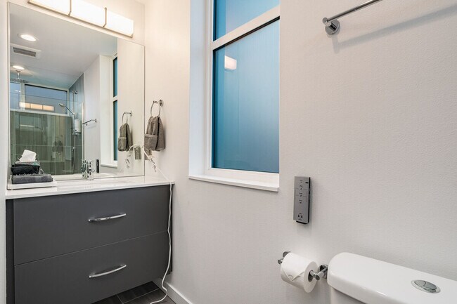 Building Photo - 673 Belmont Pl E