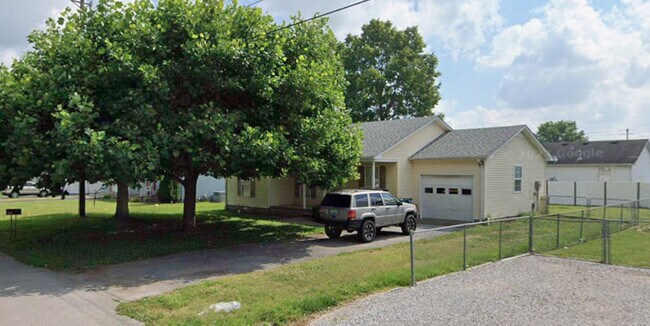 Building Photo - 1211 Redbud St