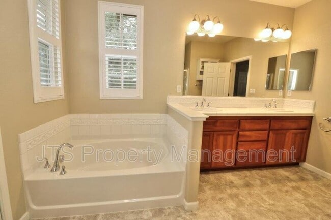 Building Photo - 217 Barnhill Dr