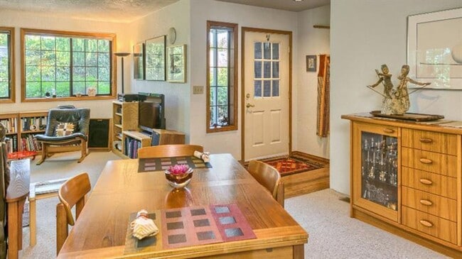 Building Photo - Serene 3 bed/2 bath home in beautiful garden setting | Available June