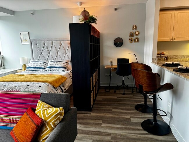 Building Photo - 512 N McClurg Ct