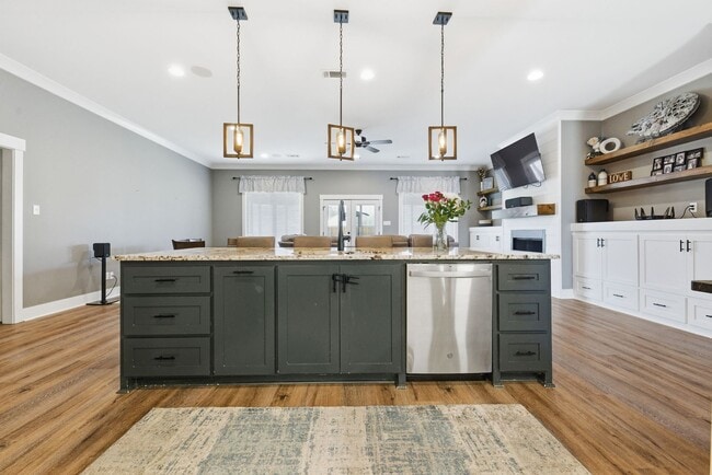 Building Photo - 3 Bedrooms Plus an Office & Sun room