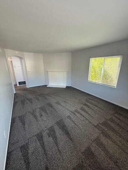 Play Aladdin spacious living room - 6333 MacArthur Blvd