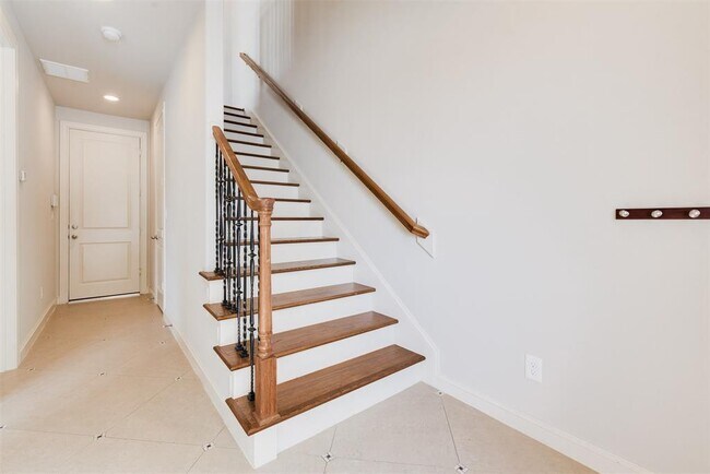 Building Photo - 619 Live Oak St