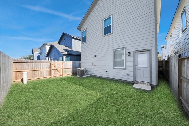 Building Photo - 14967 Eagle Feather Dr