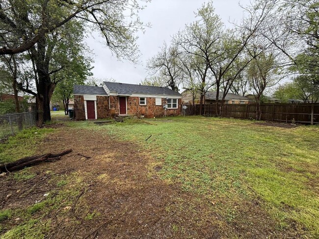 Building Photo - Available NOW! 2 Bed Plus Bonus Room 1 Bat...