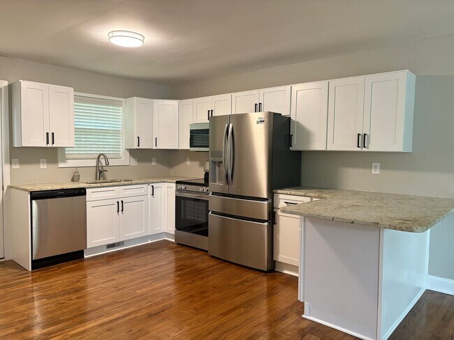 Building Photo - 2 Bedroom, 1 Bathroom House in Greensboro!