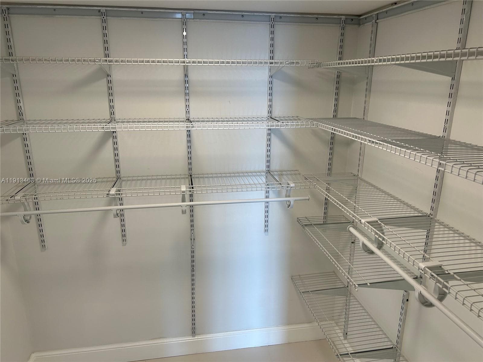 Building Photo - 100 Bayview Dr