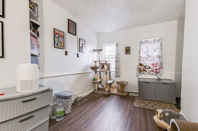 Building Photo - 2013.5 Gregory St