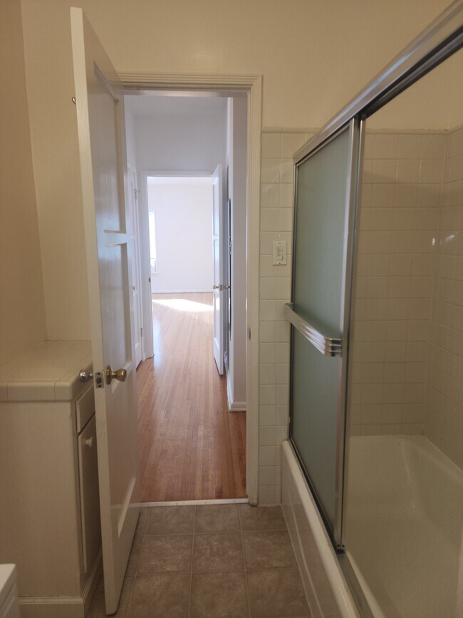 447 OAK APT H BATHROOM TO HALLWAY - 447 N Oakhurst Dr